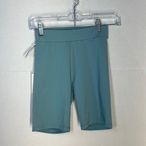 Aritzia color yucca green contour shorts